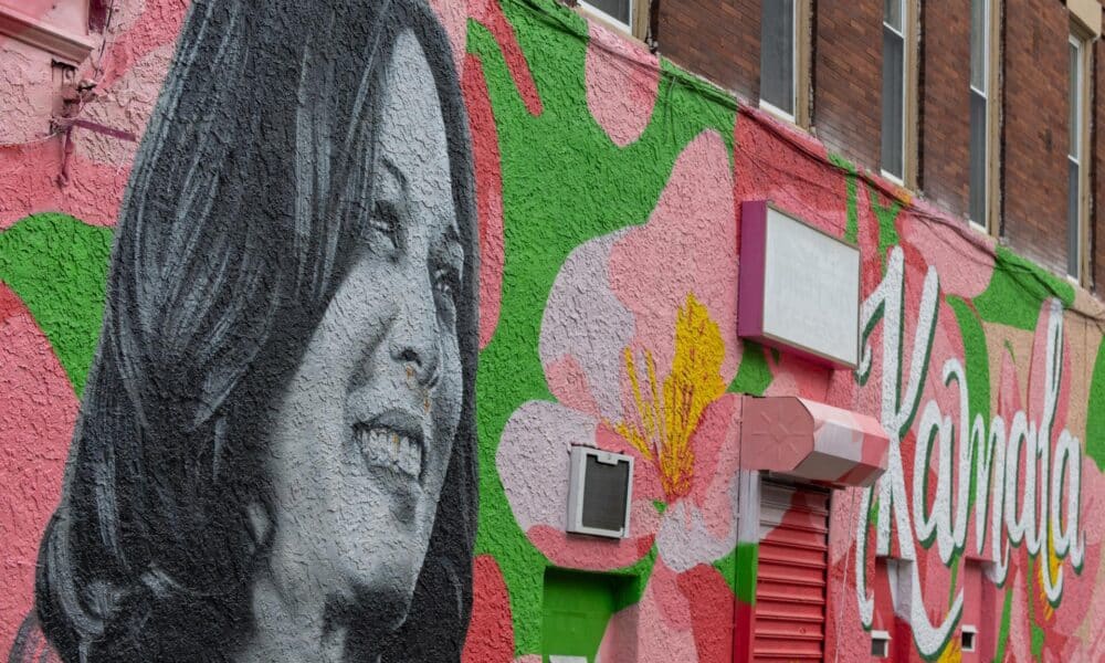 Imagen de un mural de la vicepresidenta de EE.UU. y candidata demócrata a la Casa Blanca, Kamala Harris, en Mount Airy, Filadelfia, Pensilvania, ested martes 5 de noviembre de 2024, día de las elecciones. EFE/EPA/David Muse