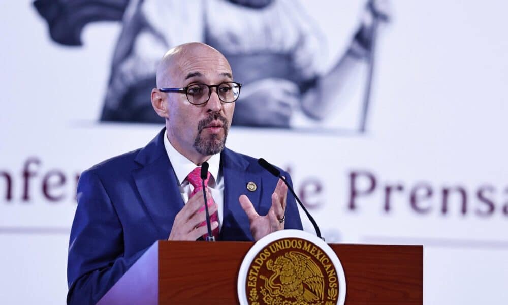 El presidente de la Concanco-Servytur, Octavio de la Torre de Stéffano, habla durante una rueda de prensa este viernes en el Palacio Nacional, en Ciudad de México (México). EFE/Sáshenka Gutiérrez