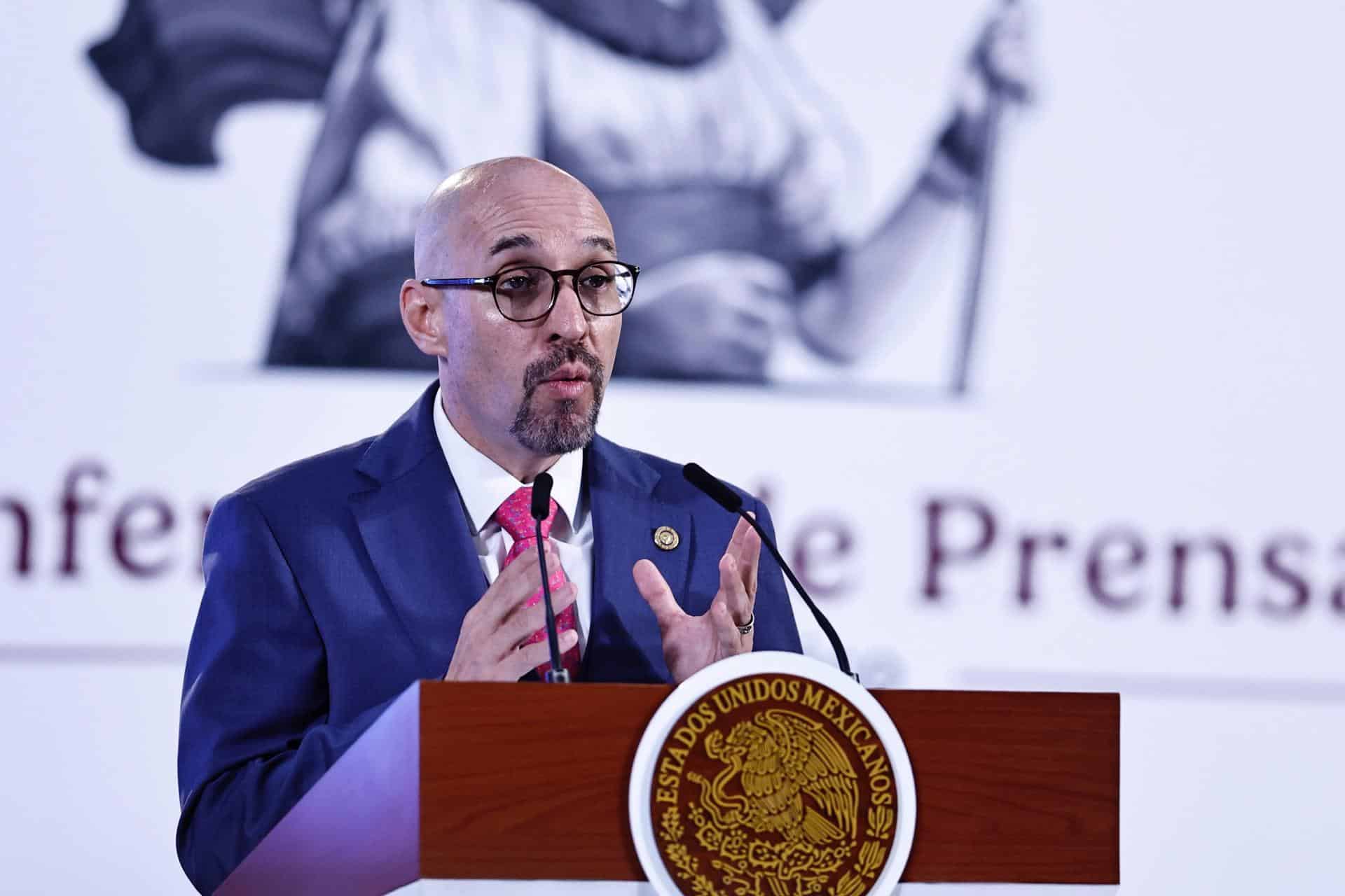 El presidente de la Concanco-Servytur, Octavio de la Torre de Stéffano, habla durante una rueda de prensa este viernes en el Palacio Nacional, en Ciudad de México (México). EFE/Sáshenka Gutiérrez