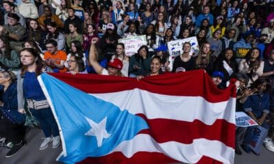 Partidarios de la vicepresidenta y candidata presidencial demócrata Kamala Harris ondean una bandera puertorriqueña en un mitin de campaña en vísperas del día de las elecciones en Allentown, Pensilvania, EE. UU., el 4 de noviembre de 2024 EFE/EPA/Jim Lo Scalzo