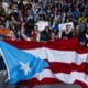 Partidarios de la vicepresidenta y candidata presidencial demócrata Kamala Harris ondean una bandera puertorriqueña en un mitin de campaña en vísperas del día de las elecciones en Allentown, Pensilvania, EE. UU., el 4 de noviembre de 2024 EFE/EPA/Jim Lo Scalzo