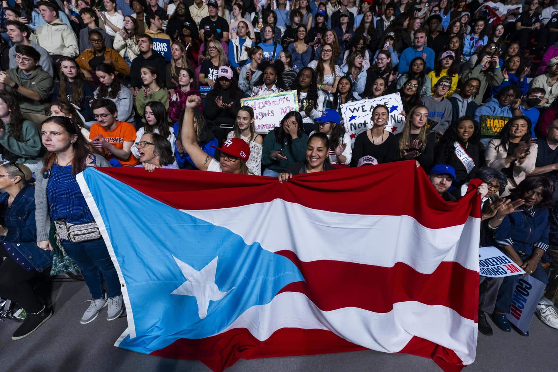 Partidarios de la vicepresidenta y candidata presidencial demócrata Kamala Harris ondean una bandera puertorriqueña en un mitin de campaña en vísperas del día de las elecciones en Allentown, Pensilvania, EE. UU., el 4 de noviembre de 2024 EFE/EPA/Jim Lo Scalzo