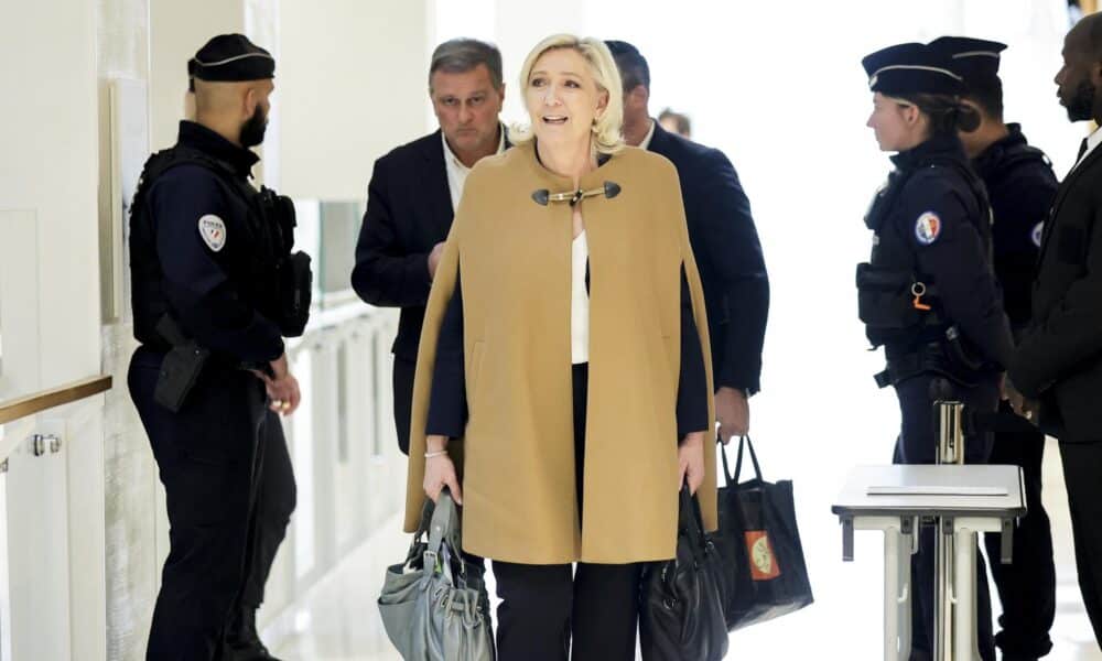 La líder de extrema derecha francesa del Rassemblement National (RN), Marine Le Pen (C), llega al tribunal de París para un juicio sobre la supuesta creación de empleos falsos para malversar dinero del Parlamento Europeo en París, Francia, el 05 de noviembre de 2024. La líder de la extrema derecha francesa, Marine Le Pen, asistió a su último día de interrogatorio sobre sus funciones anteriores entre 2011 y 2021, en el juicio por presunto empleo ficticio de asistentes parlamentarios del RN. Le Pen y 25 otros miembros del partido político de extrema derecha francés Rassemblement National (RN) están bajo juicio hasta el 27 de noviembre. Francia EFE/EPA/TERESA SUAREZ