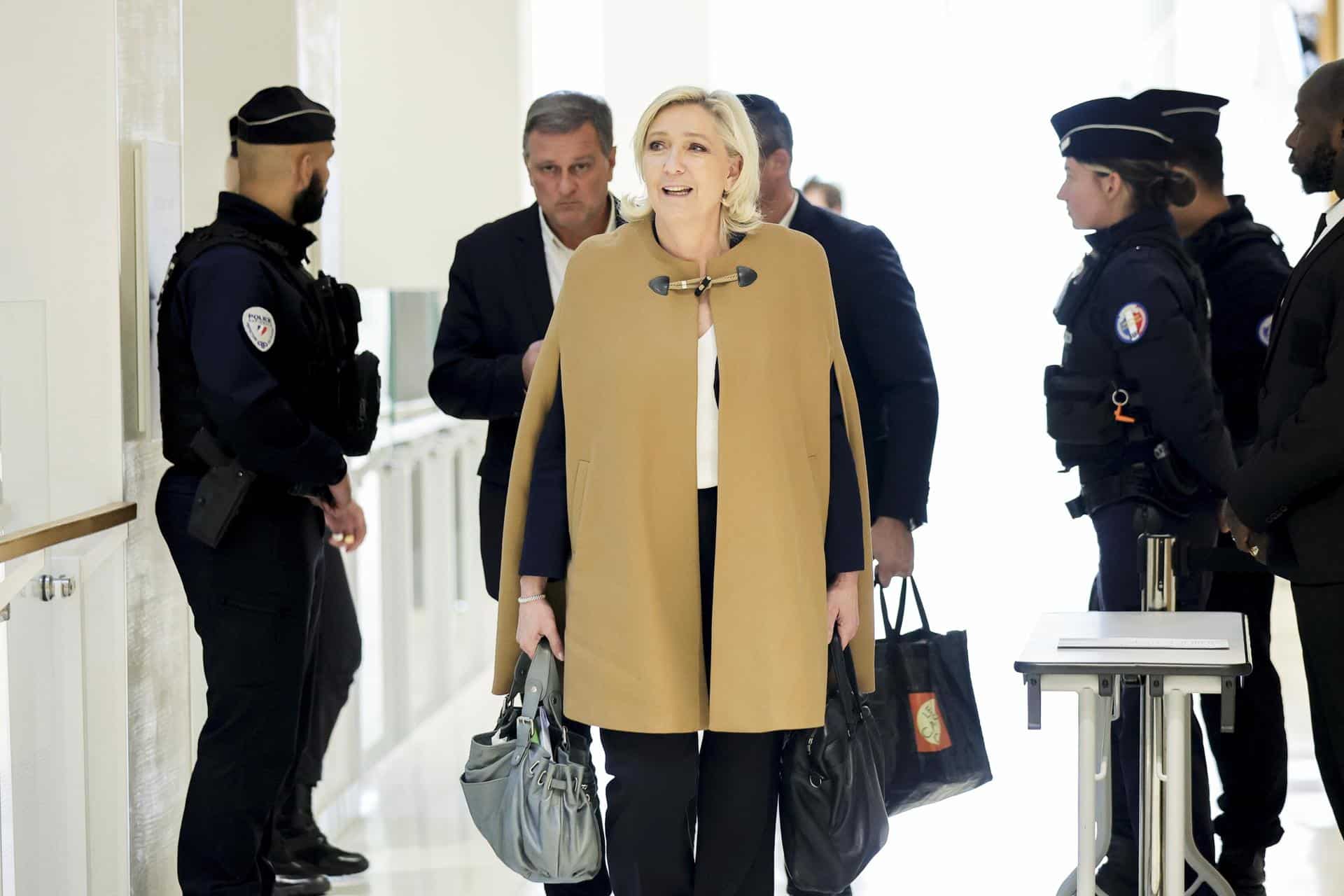 La líder de extrema derecha francesa del Rassemblement National (RN), Marine Le Pen (C), llega al tribunal de París para un juicio sobre la supuesta creación de empleos falsos para malversar dinero del Parlamento Europeo en París, Francia, el 05 de noviembre de 2024. La líder de la extrema derecha francesa, Marine Le Pen, asistió a su último día de interrogatorio sobre sus funciones anteriores entre 2011 y 2021, en el juicio por presunto empleo ficticio de asistentes parlamentarios del RN. Le Pen y 25 otros miembros del partido político de extrema derecha francés Rassemblement National (RN) están bajo juicio hasta el 27 de noviembre. Francia EFE/EPA/TERESA SUAREZ