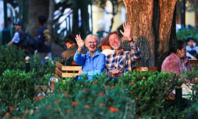 Fotografía de dos personas saludando en el centro histórico el11 de noviembre de 2024 en Cuenca (Ecuador). El centro histórico de Cuenca no tendrá apagones durante la XXIX Cumbre Iberoamericana de Jefas y Jefes de Estado y de Gobierno, que se llevará a cabo entre el 14 y 15 de noviembre, en una semana marcada por cortes de electricidad de hasta 12 horas diarias en el país. EFE/José Jácome