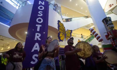 Personas participan en una manifestación en el Día Internacional de Eliminación de la Violencia contra la Mujer este 25 de noviembre de 2024, en San Juan (Puerto Rico). EFE/ Thais Llorca