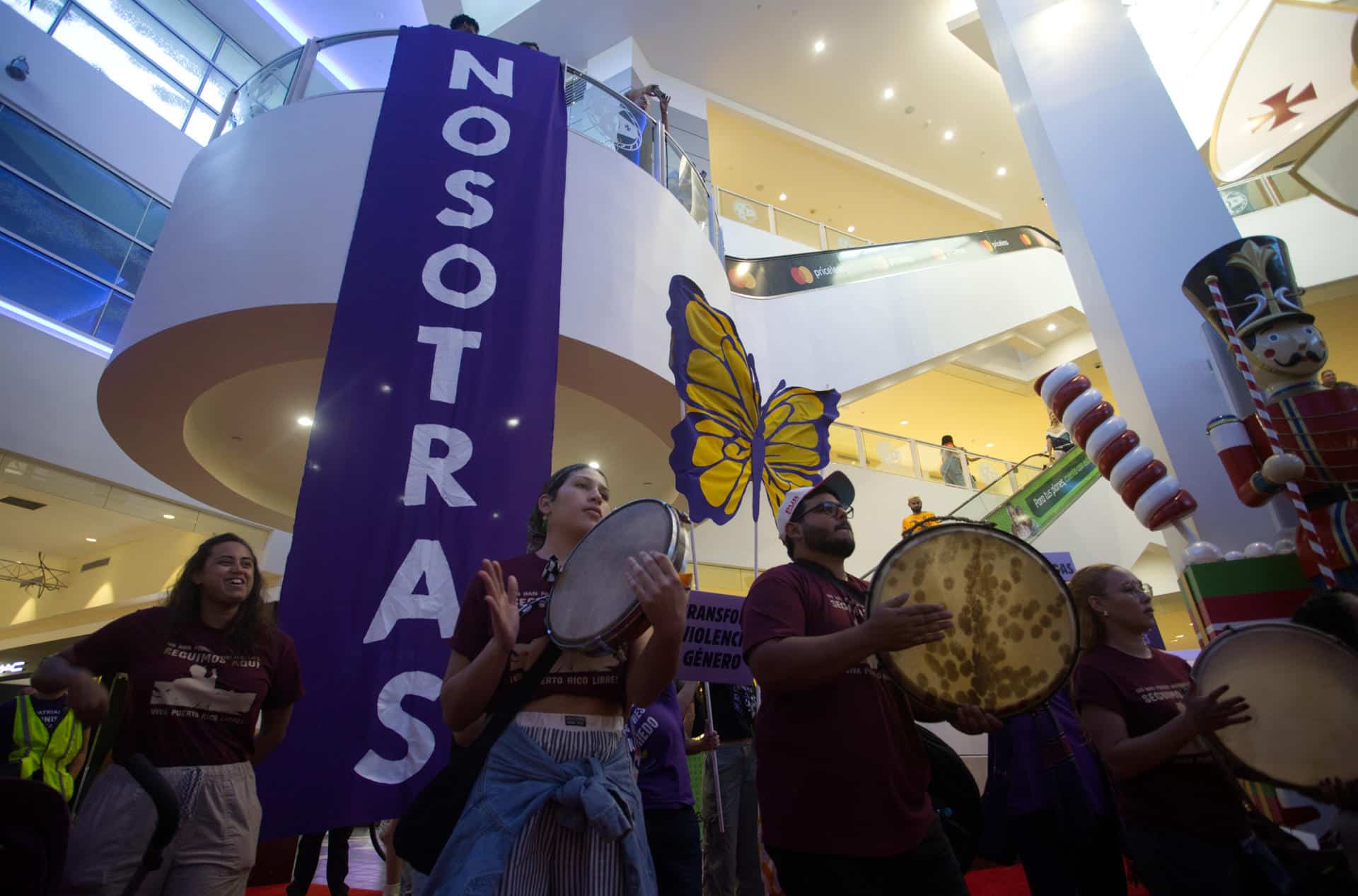 Personas participan en una manifestación en el Día Internacional de Eliminación de la Violencia contra la Mujer este 25 de noviembre de 2024, en San Juan (Puerto Rico). EFE/ Thais Llorca