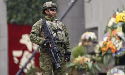 Un integrante de las Fuerzas Armadas de Ecuador vigila afuera del museo Pumapungo donde se desarrollará la XXIX Cumbre Iberoamericana de Jefes de Estado y de Gobierno este jueves, en Cuenca (Ecuador). EFE/ Bienvenido Velasco