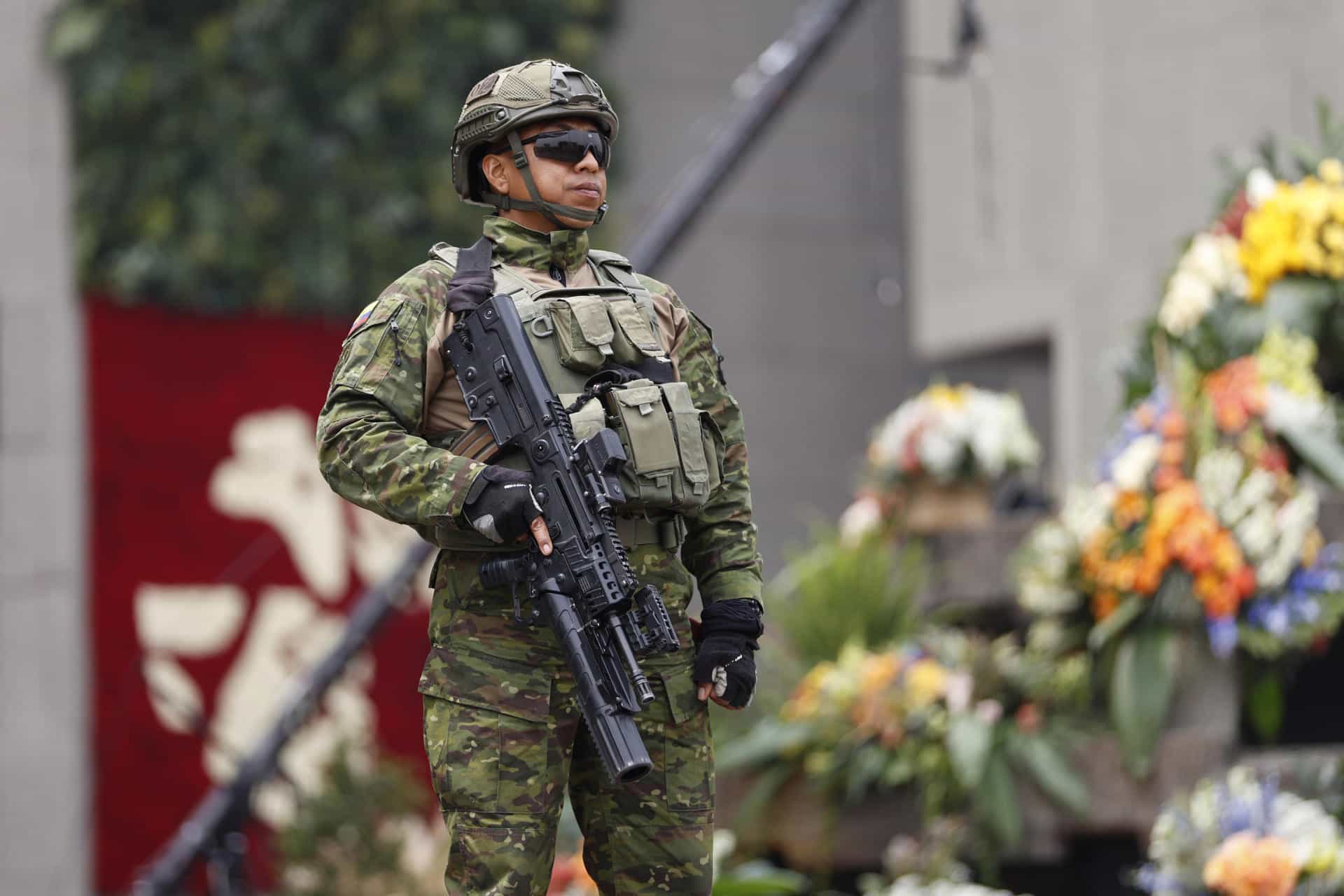 Un integrante de las Fuerzas Armadas de Ecuador vigila afuera del museo Pumapungo donde se desarrollará la XXIX Cumbre Iberoamericana de Jefes de Estado y de Gobierno este jueves, en Cuenca (Ecuador). EFE/ Bienvenido Velasco