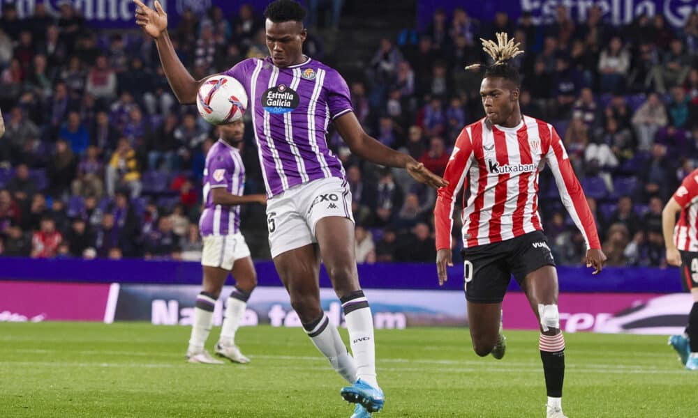 El defensa del Valladolid Juma Bath (i) protege un balón ante Nico Williams, del Athletic, durante el partido de LaLiga que Real Valladolid y Atlhetic Club disputan este domingo en el estadio José Zorilla. EFE/R. García