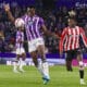 El defensa del Valladolid Juma Bath (i) protege un balón ante Nico Williams, del Athletic, durante el partido de LaLiga que Real Valladolid y Atlhetic Club disputan este domingo en el estadio José Zorilla. EFE/R. García