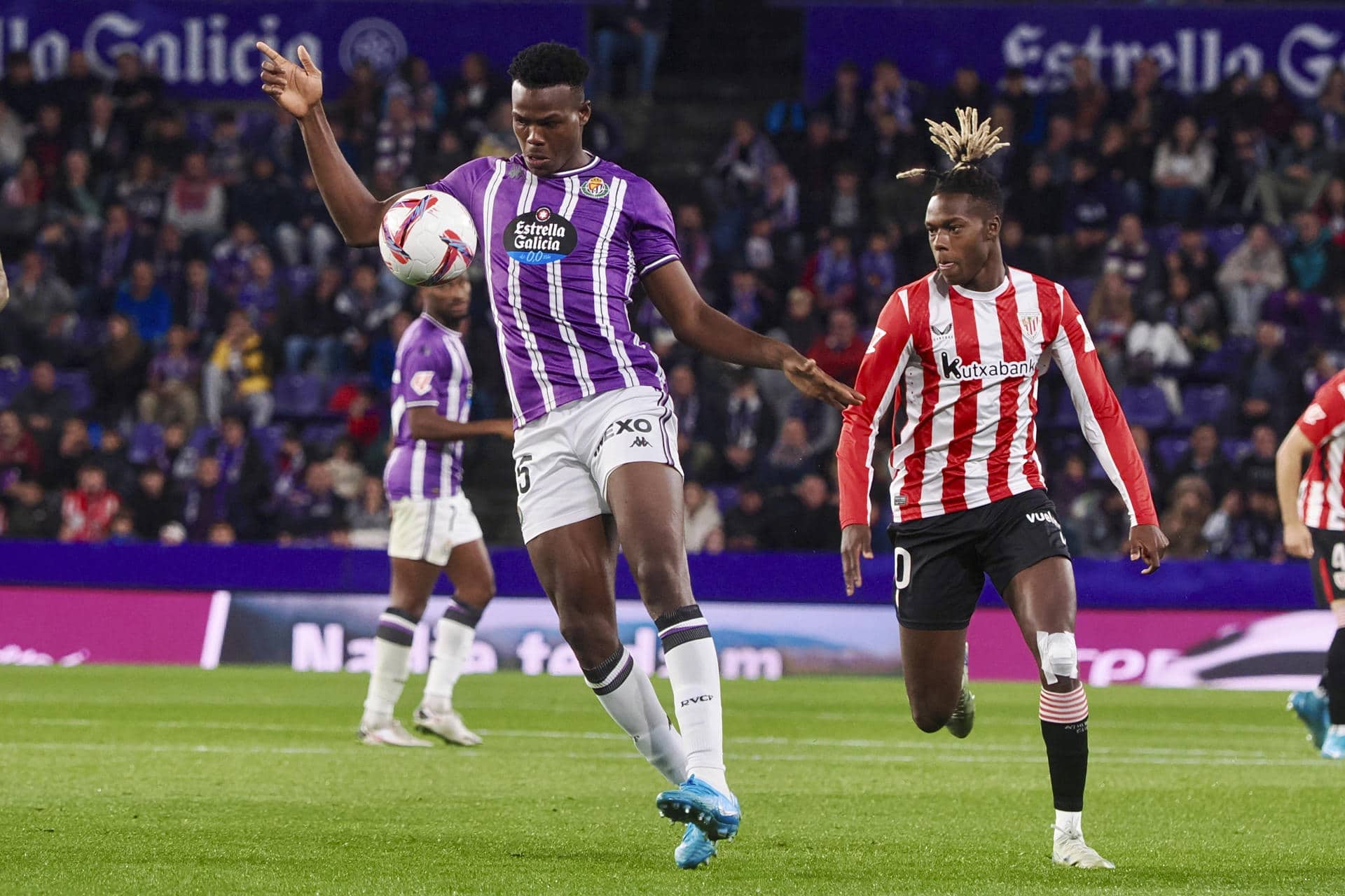 El defensa del Valladolid Juma Bath (i) protege un balón ante Nico Williams, del Athletic, durante el partido de LaLiga que Real Valladolid y Atlhetic Club disputan este domingo en el estadio José Zorilla. EFE/R. García