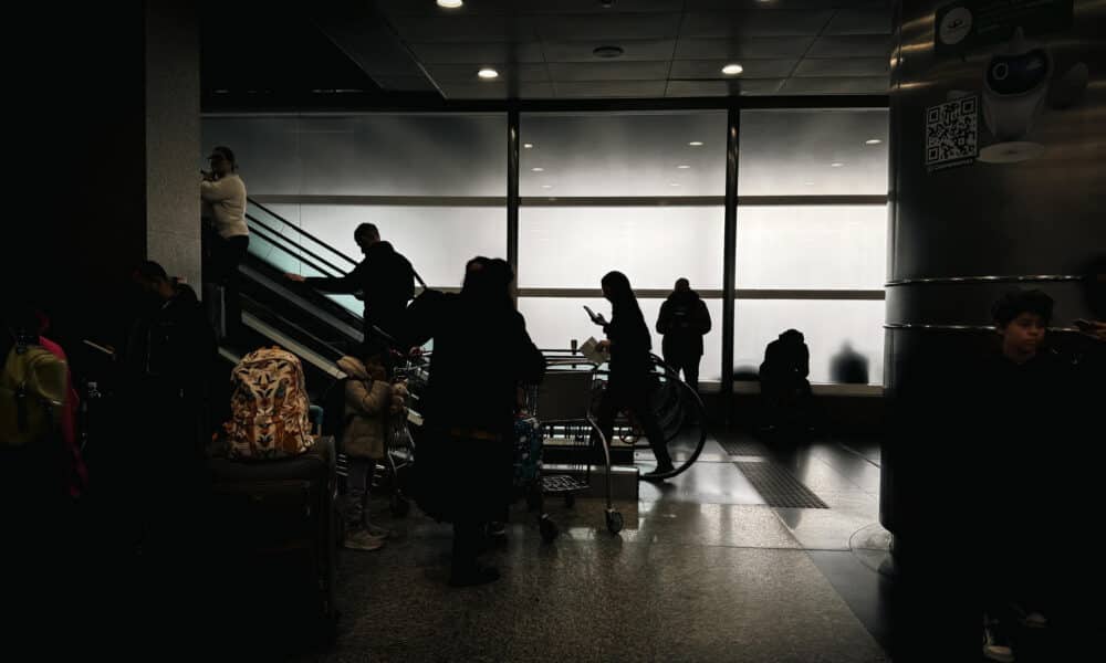 Fotografía de archivo de personas en un aeropuerto de Argentina. EFE/ Juan Ignacio Roncoroni