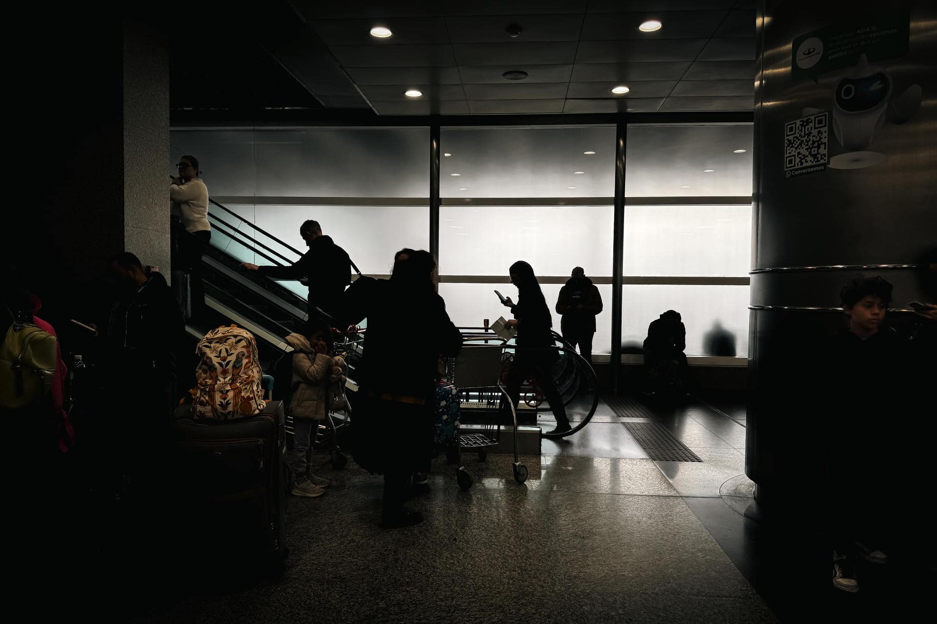 Fotografía de archivo de personas en un aeropuerto de Argentina. EFE/ Juan Ignacio Roncoroni