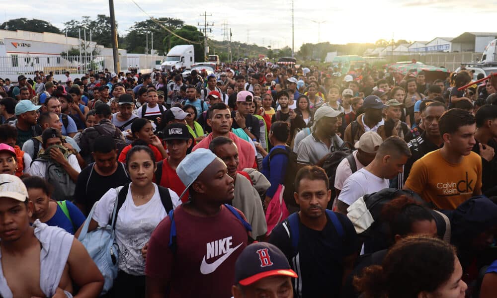 Migrantes caminan en caravana hacia la frontera con Estados Unidos este miércoles, en el municipio de Tapachula en el estado de Chiapas (México). EFE/ Juan Manuel Blanco