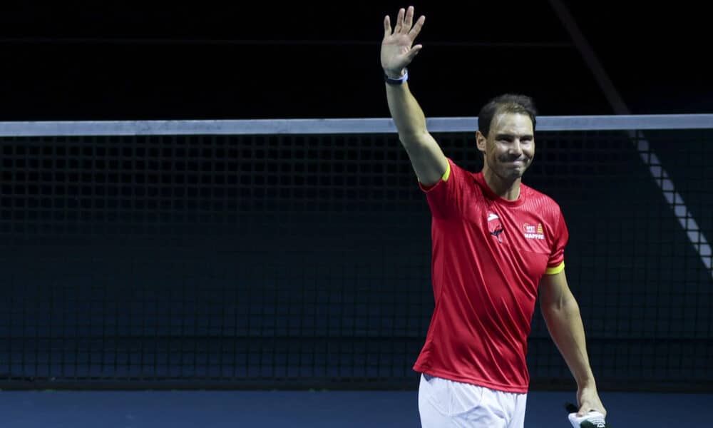 El tenista Rafa Nadal saluda a la afición durante el homenaje en el pabellón Martín Carpena de Málaga. EFE/Daniel Pérez