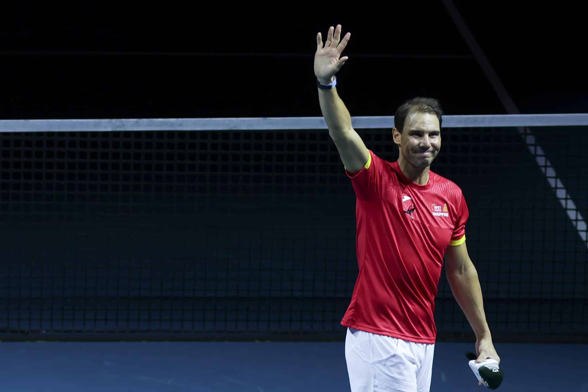 El tenista Rafa Nadal saluda a la afición durante el homenaje en el pabellón Martín Carpena de Málaga. EFE/Daniel Pérez