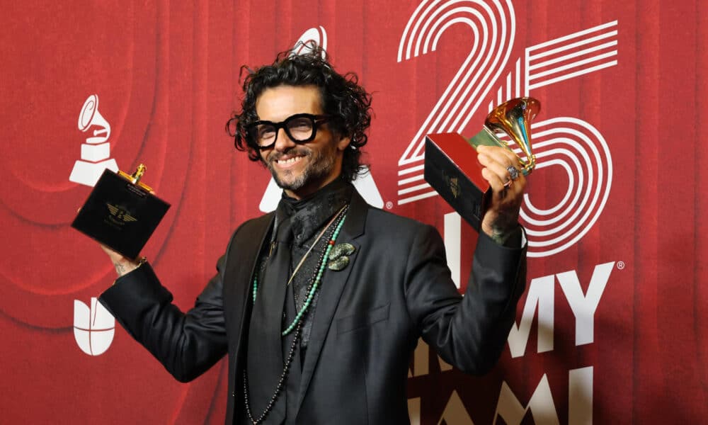 EL cantante puertorriqueño Draco Rosa, posa con sus premios en la alfombra roja de la 25 entrega anual de los Premios Latin Grammy en el Kaseya Center de Miami, Florida. EFE/ Octavio Guzmán