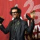 EL cantante puertorriqueño Draco Rosa, posa con sus premios en la alfombra roja de la 25 entrega anual de los Premios Latin Grammy en el Kaseya Center de Miami, Florida. EFE/ Octavio Guzmán