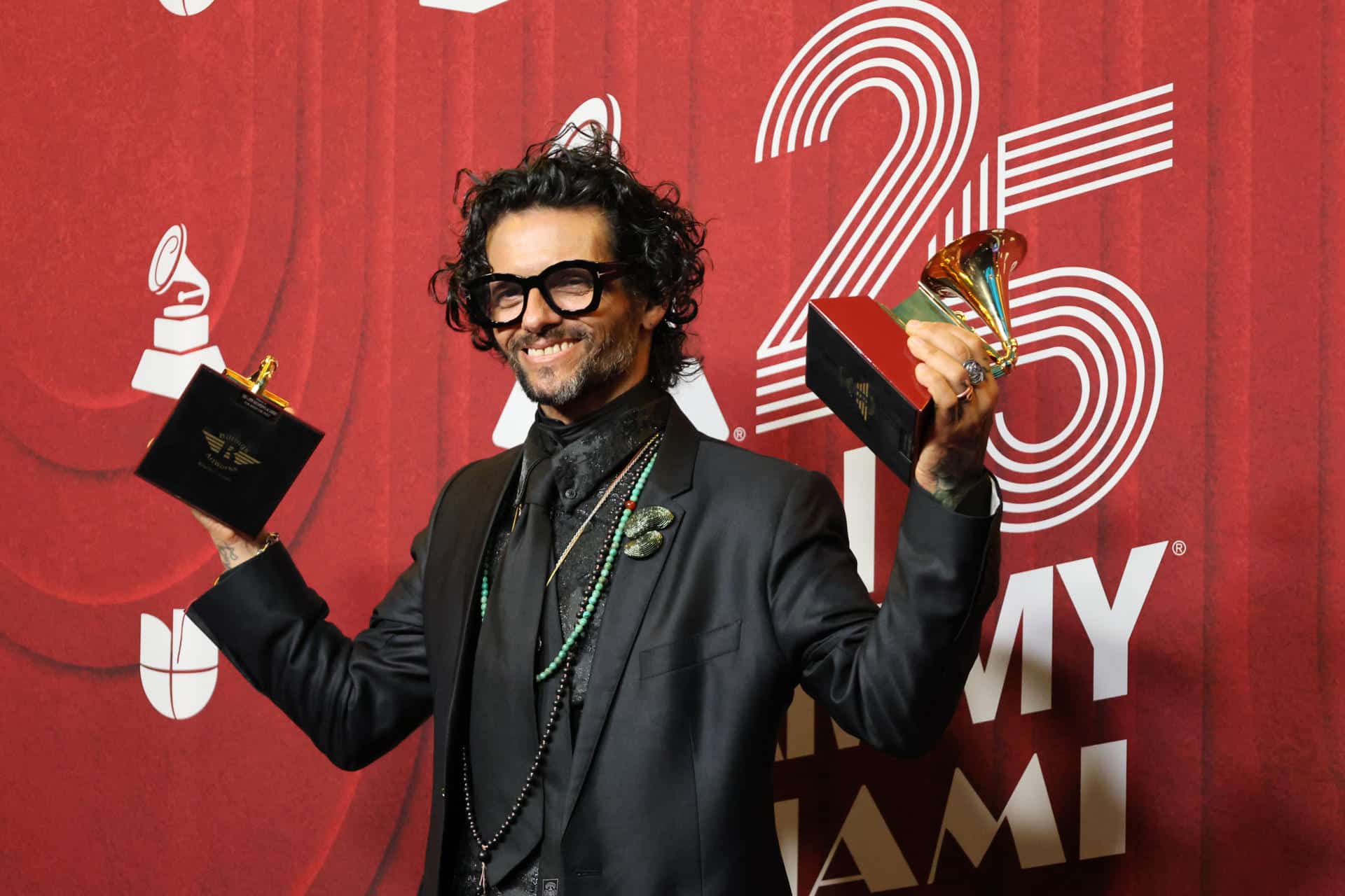 EL cantante puertorriqueño Draco Rosa, posa con sus premios en la alfombra roja de la 25 entrega anual de los Premios Latin Grammy en el Kaseya Center de Miami, Florida. EFE/ Octavio Guzmán