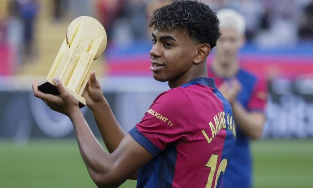 El extremo del FC Barcelona Lamine Yamal posa con el Trofeo Kopa, que designa al mejor futbolista del mundo menor de 21 años y que recibió en la gala del Balón de Oro 2024, antes del partido de LaLiga que enfrenta al FC Barcelona contra el Espanyol este domingo en el Camp Nou en Barcelona. EFE/ Andreu Dalmau