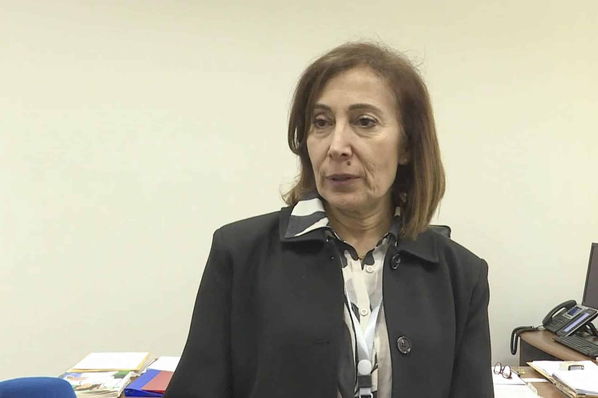 La directora general del Hospital de Turquía, Mona Mustafa Teryaki, ofrece una entrevista a la Agencia EFE este lunes. Pasillos prácticamente vacíos, instalaciones a estrenar y personal médico ultimando detalles para inaugurar mañana martes el Hospital de Turquía, un edificio nuevo dentro del complejo hospitalario de Sidón, en el sur del Líbano, especializado en quemaduras -especialmente las causadas por fósforo blanco- y cirugías de reparación a los heridos de guerra. EFE/ Rosa Soto