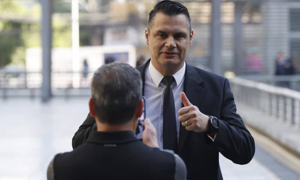 El excarabinero chileno Claudio Crespo se toma una foto a su llegada al juicio oral en su contra este lunes, en el Centro de Justicia en Santiago (Chile). EFE/ Elvis González