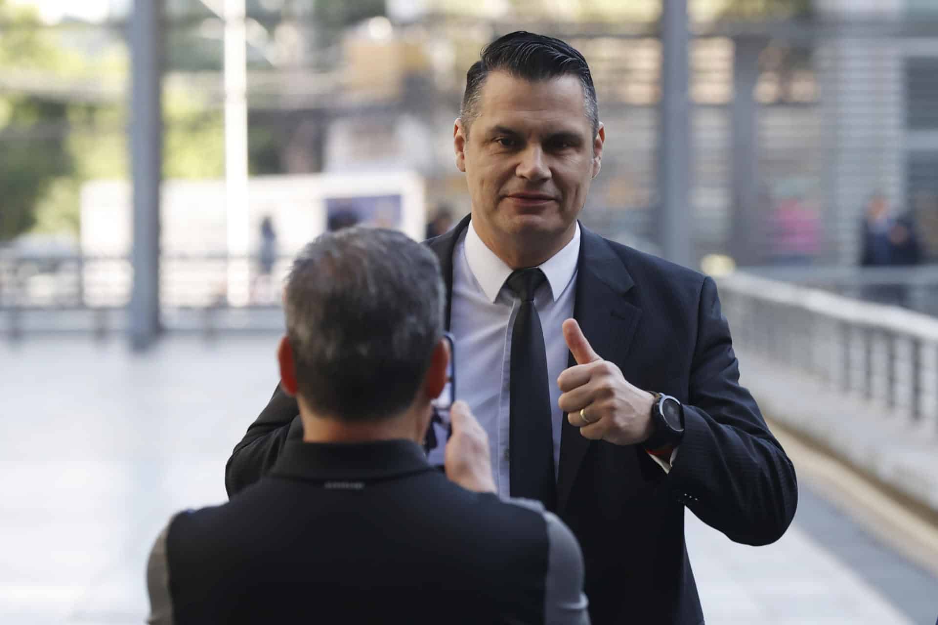 El excarabinero chileno Claudio Crespo se toma una foto a su llegada al juicio oral en su contra este lunes, en el Centro de Justicia en Santiago (Chile). EFE/ Elvis González