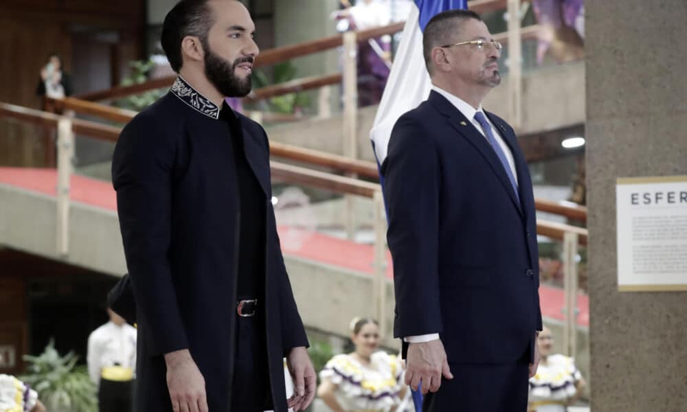 El presidente de Costa Rica, Rodrigo Chaves (d), posa junto a su homólogo de El Salvador, Nayib Bukele, a quien otorgará la máxima condecoración del Gobierno costarricense este lunes en San José (Costa Rica). EFE/ Jeffrey Arguedas