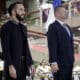 El presidente de Costa Rica, Rodrigo Chaves (d), posa junto a su homólogo de El Salvador, Nayib Bukele, a quien otorgará la máxima condecoración del Gobierno costarricense este lunes en San José (Costa Rica). EFE/ Jeffrey Arguedas