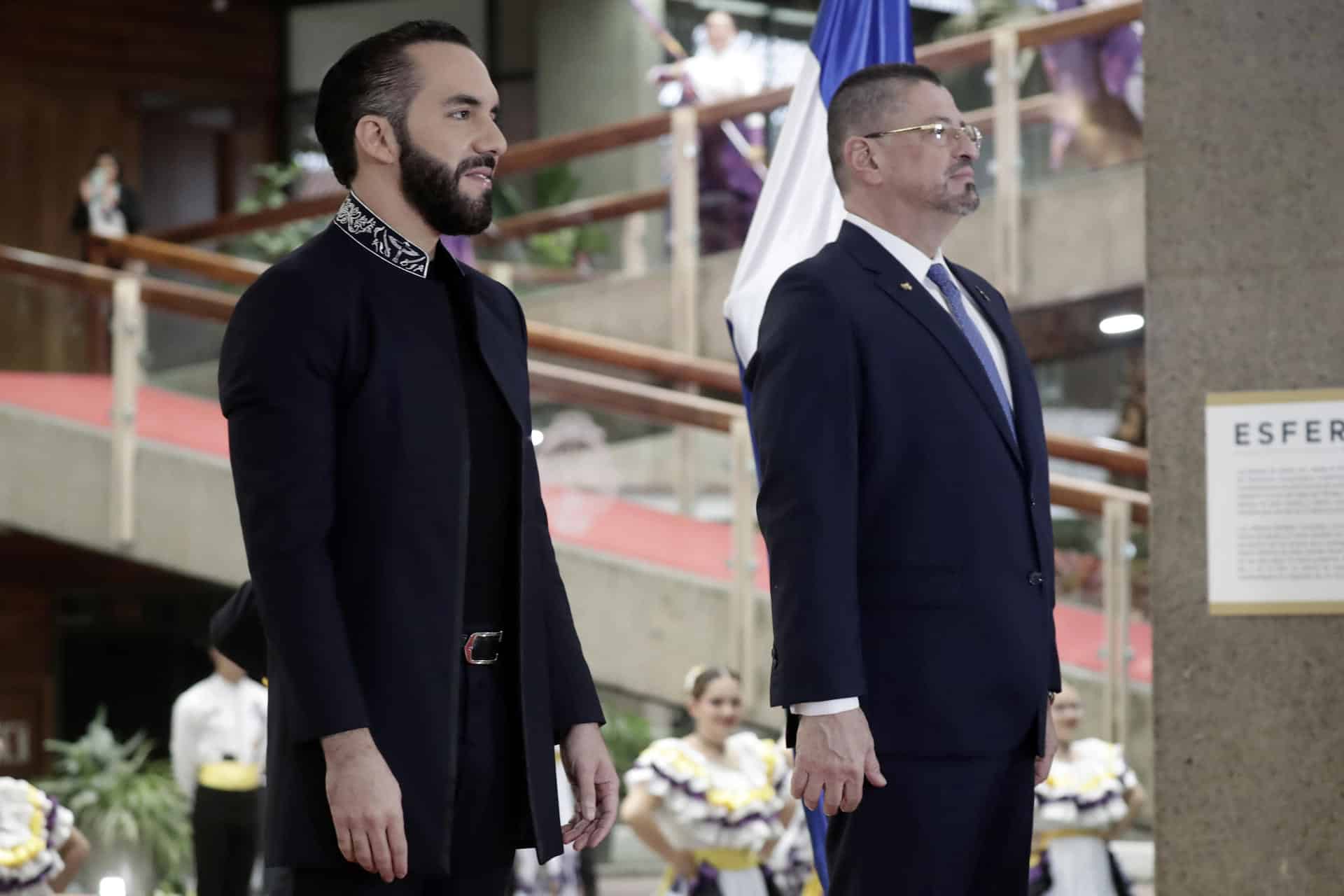 El presidente de Costa Rica, Rodrigo Chaves (d), posa junto a su homólogo de El Salvador, Nayib Bukele, a quien otorgará la máxima condecoración del Gobierno costarricense este lunes en San José (Costa Rica). EFE/ Jeffrey Arguedas