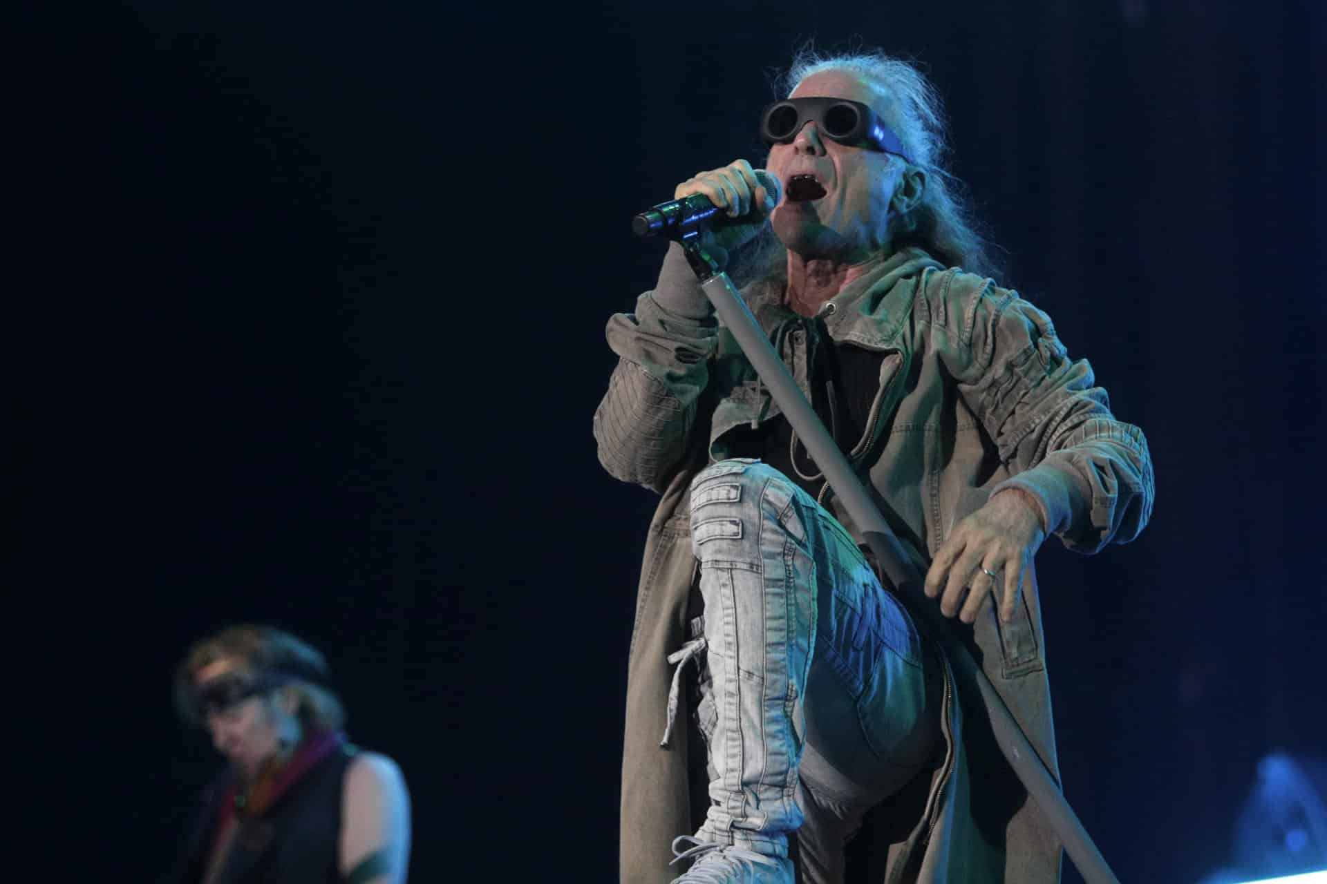 El cantante de la banda británica de heavy metal Iron Maiden, Bruce Dickinson, durante su presentación este miércoles, en la ciudad de Santiago (Chile). EFE/ Javier Martín