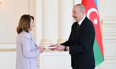 El presidente de Azerbaiyán, Ilham Aliyev (d), recibió hoy las cartas credenciales de la nueva embajadora de España en el país, Cristina Latorre Sancho (i), y aprovechó la ocasión para reiterar sus condolencias por las víctimas de las inundaciones causadas por la dana en Valencia y otras regiones españolas. EFE/Presidencia Azerbaiyán/Vugar Amrullayev -SOLO USO EDITORIAL/SOLO DISPONIBLE PARA ILUSTRAR LA NOTICIA QUE ACOMPAÑA (CRÉDITO OBLIGATORIO)-