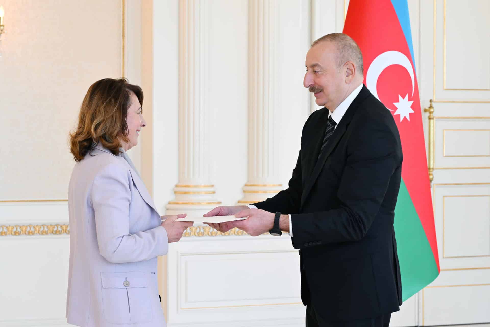 El presidente de Azerbaiyán, Ilham Aliyev (d), recibió hoy las cartas credenciales de la nueva embajadora de España en el país, Cristina Latorre Sancho (i), y aprovechó la ocasión para reiterar sus condolencias por las víctimas de las inundaciones causadas por la dana en Valencia y otras regiones españolas. EFE/Presidencia Azerbaiyán/Vugar Amrullayev -SOLO USO EDITORIAL/SOLO DISPONIBLE PARA ILUSTRAR LA NOTICIA QUE ACOMPAÑA (CRÉDITO OBLIGATORIO)-