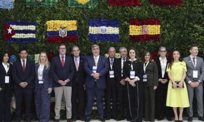 El presidente del Consejo de Empresarios Iberoamericanos (CEIB), Francisco Jarrín (c), posa con los participantes en la primera sesión del Encuentro Empresarial Iberoamericano este miércoles, en Cuenca (Ecuador). EFE/ José Jácome