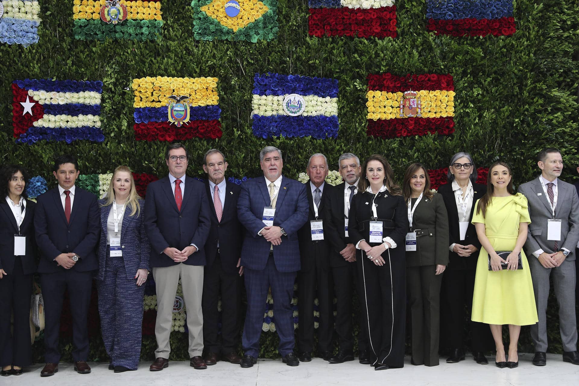 El presidente del Consejo de Empresarios Iberoamericanos (CEIB), Francisco Jarrín (c), posa con los participantes en la primera sesión del Encuentro Empresarial Iberoamericano este miércoles, en Cuenca (Ecuador). EFE/ José Jácome