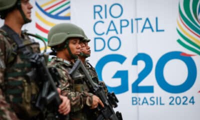 Soldados del Ejército brasileño se preparan para vigilar una zona cerca del Museo de Arte Moderno, en Río de Janeiro (Brasil), donde se realizará la cumbre de Río de Janeiro. EFE/ André Coelho