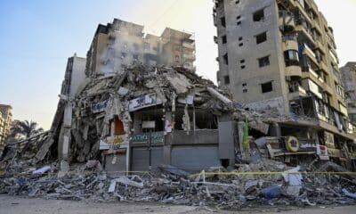 Un edificio dañado tras un ataque aéreo israelí en el distrito de Dahieh, al sur de Beirut, Líbano, 14 de noviembre de 2024. El ejército de Israel declaró el 14 de noviembre que llevó a cabo ataques en el área de Dahieh de Beirut, afirmando haber tenido como objetivo las instalaciones de almacenamiento de armas de Hezbollah. Según el Ministerio de Salud libanés, alrededor de 3,365 personas han sido asesinadas y más de 14,344 han resultado heridas en Líbano desde la escalada de hostilidades entre Israel y Hezbolá. (Líbano, Hizbulá/Hezbolá) EFE/EPA/WAEL HAMZEH