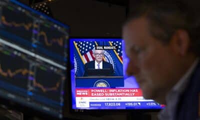 Fotografía de archivo en donde aparecen corredores en la Bolsa de Nueva York (EE.UU.) mientras una pantalla muestra al presidente de la Reserva Federal de EE. UU., Jerome Powell. EFE/EPA/Justin Lane