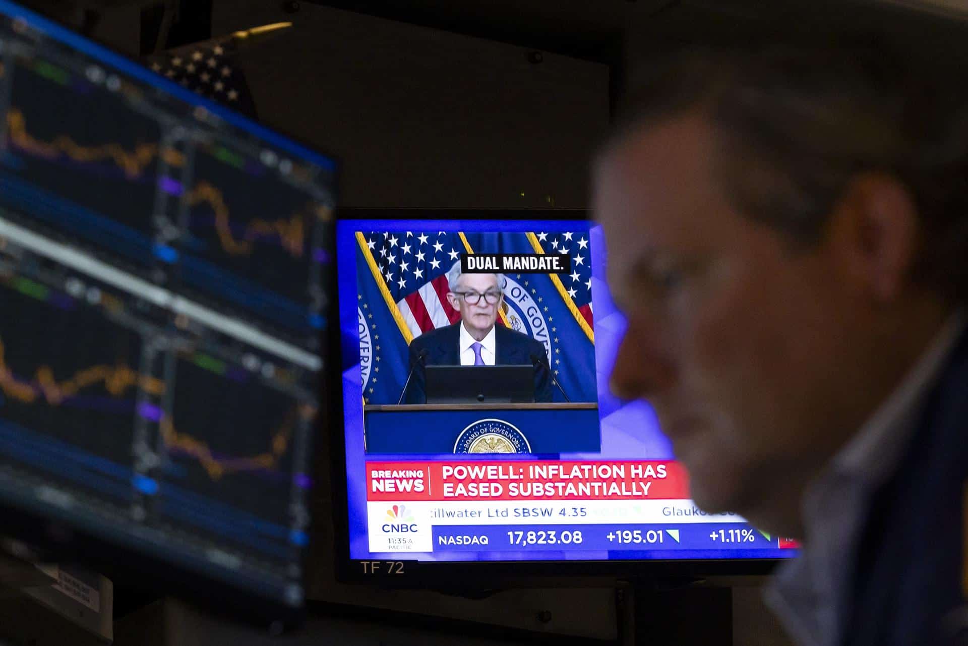 Fotografía de archivo en donde aparecen corredores en la Bolsa de Nueva York (EE.UU.) mientras una pantalla muestra al presidente de la Reserva Federal de EE. UU., Jerome Powell. EFE/EPA/Justin Lane