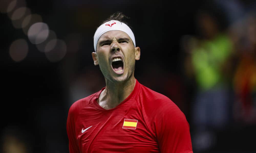 El tenista español Rafa Nadal ante el neerlandés Botic Van de Zandschulp durante el primer partido de los cuartos de final entre los equipos de España y Países Bajos, en el Palacio de los Deportes José María Martín Carpena de Málaga (Andalucía). EFE/ Jorge Zapata