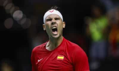 El tenista español Rafa Nadal ante el neerlandés Botic Van de Zandschulp durante el primer partido de los cuartos de final entre los equipos de España y Países Bajos, en el Palacio de los Deportes José María Martín Carpena de Málaga (Andalucía). EFE/ Jorge Zapata