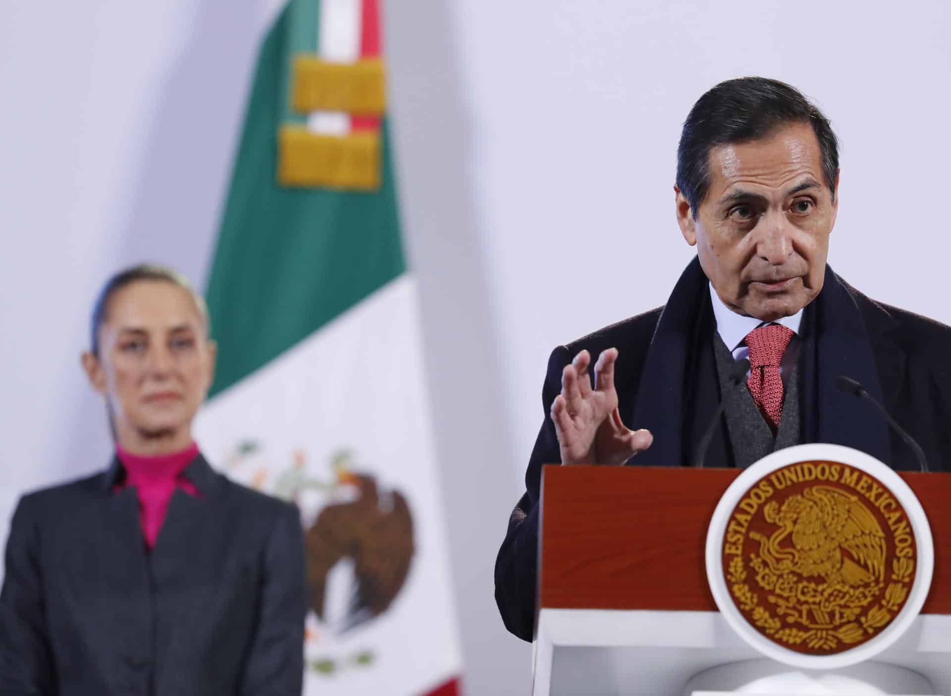 El secretario de Hacienda de México, Rogelio Ramírez de la O, habla durante la rueda de prensa de la presidenta de México, Claudia Sheinbaum, este viernes en Palacio Nacional en Ciudad de México (México). EFE/ Mario Guzmán