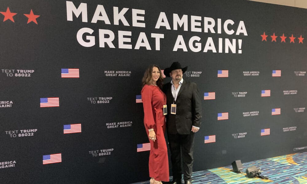 Los presentadores de radio Kim Yeater y Mark Anthony posan en el cuartel general de Trump este martes, en el centro de convenciones de Palm Beach, Florida (Estados Unidos). EFE/ Ivonne Malaver