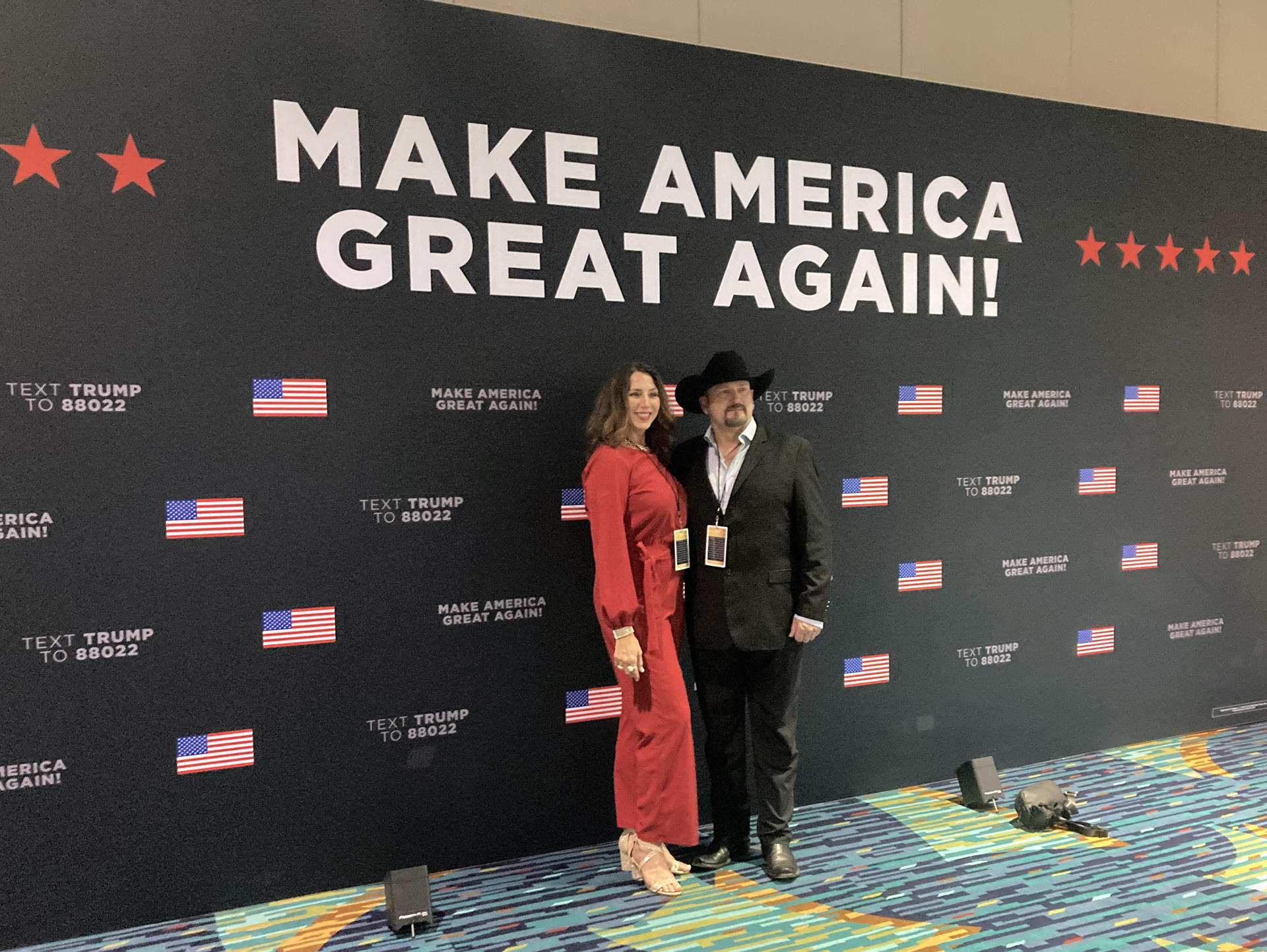 Los presentadores de radio Kim Yeater y Mark Anthony posan en el cuartel general de Trump este martes, en el centro de convenciones de Palm Beach, Florida (Estados Unidos). EFE/ Ivonne Malaver