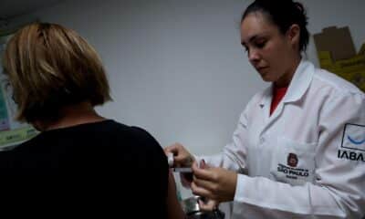 Fotografía de archivo del 28 de agosto de 2019 de una doctora que aplica una vacuna contra el sarampión, en un hospital de Sao Paulo (Brasil). EFE/ Fernando Bizerra Jr.