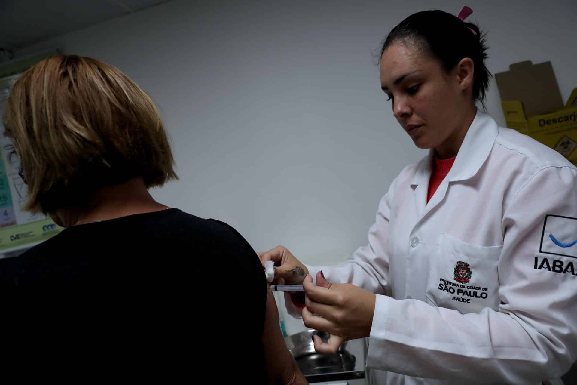 Fotografía de archivo del 28 de agosto de 2019 de una doctora que aplica una vacuna contra el sarampión, en un hospital de Sao Paulo (Brasil). EFE/ Fernando Bizerra Jr.