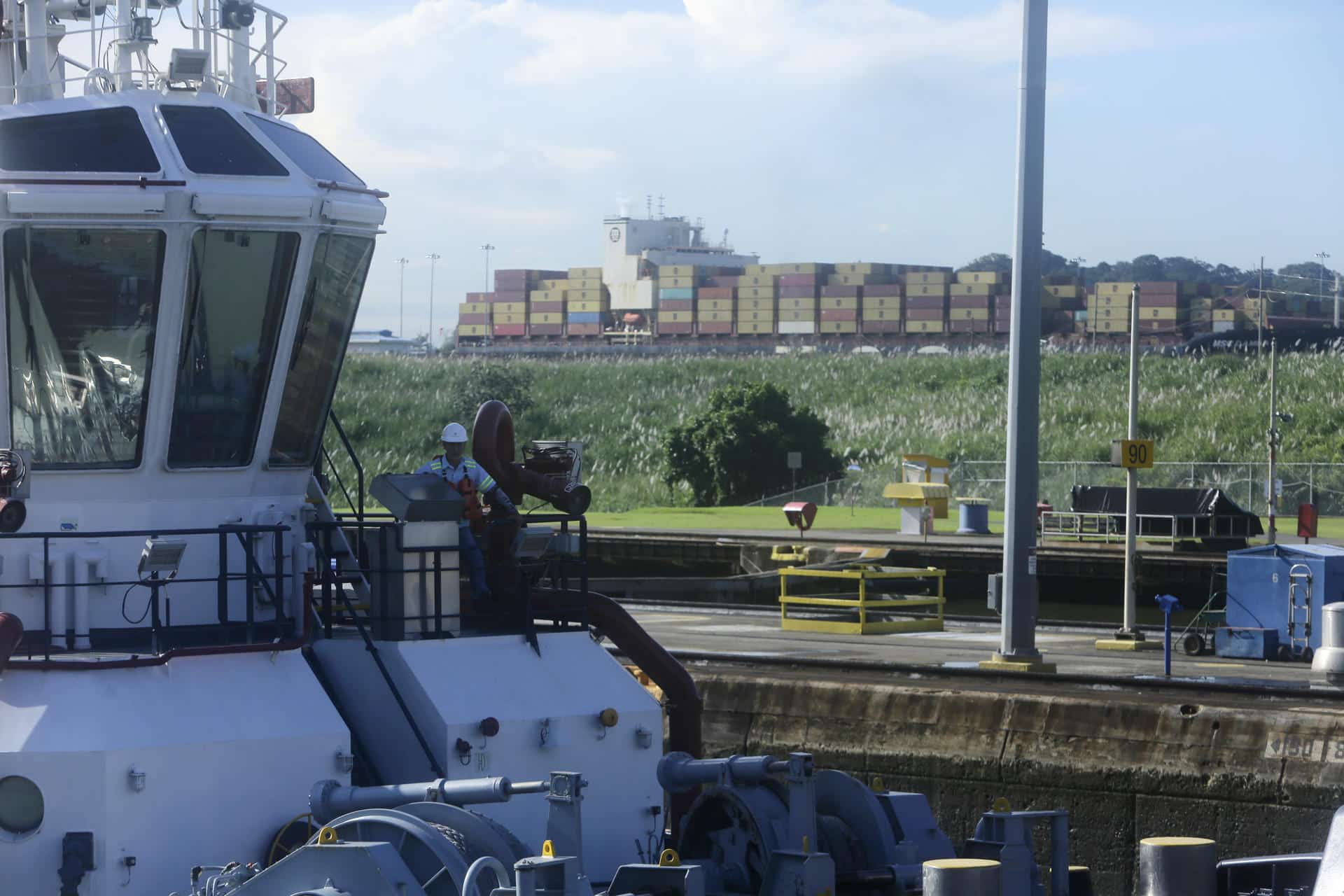 Un barco navega por la esclusas de Miraflores este viernes en el pacifico panameño. EFE/ Carlos Lemos