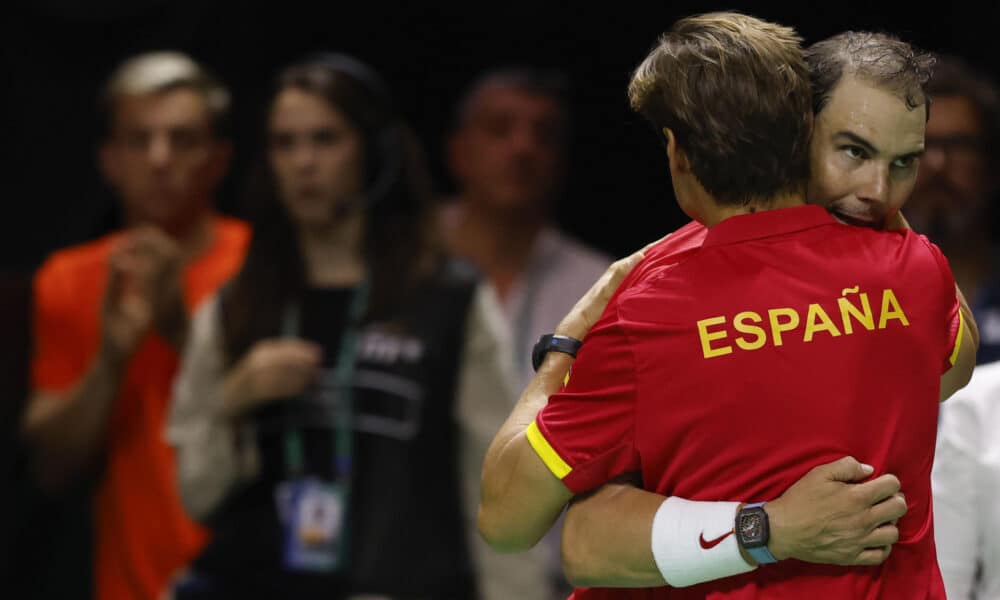 El tenista español Rafa Nadal (d) saluda al capitán del equipo, David Ferrer tras su derrota ante el neerlandés Botic Van de Zandschulp en el primer partido de los cuartos de final entre los equipos de España y Países Bajos, este martes en el Palacio de los Deportes José María Martín Carpena de Málaga (Andalucía). EFE/ Jorge Zapata