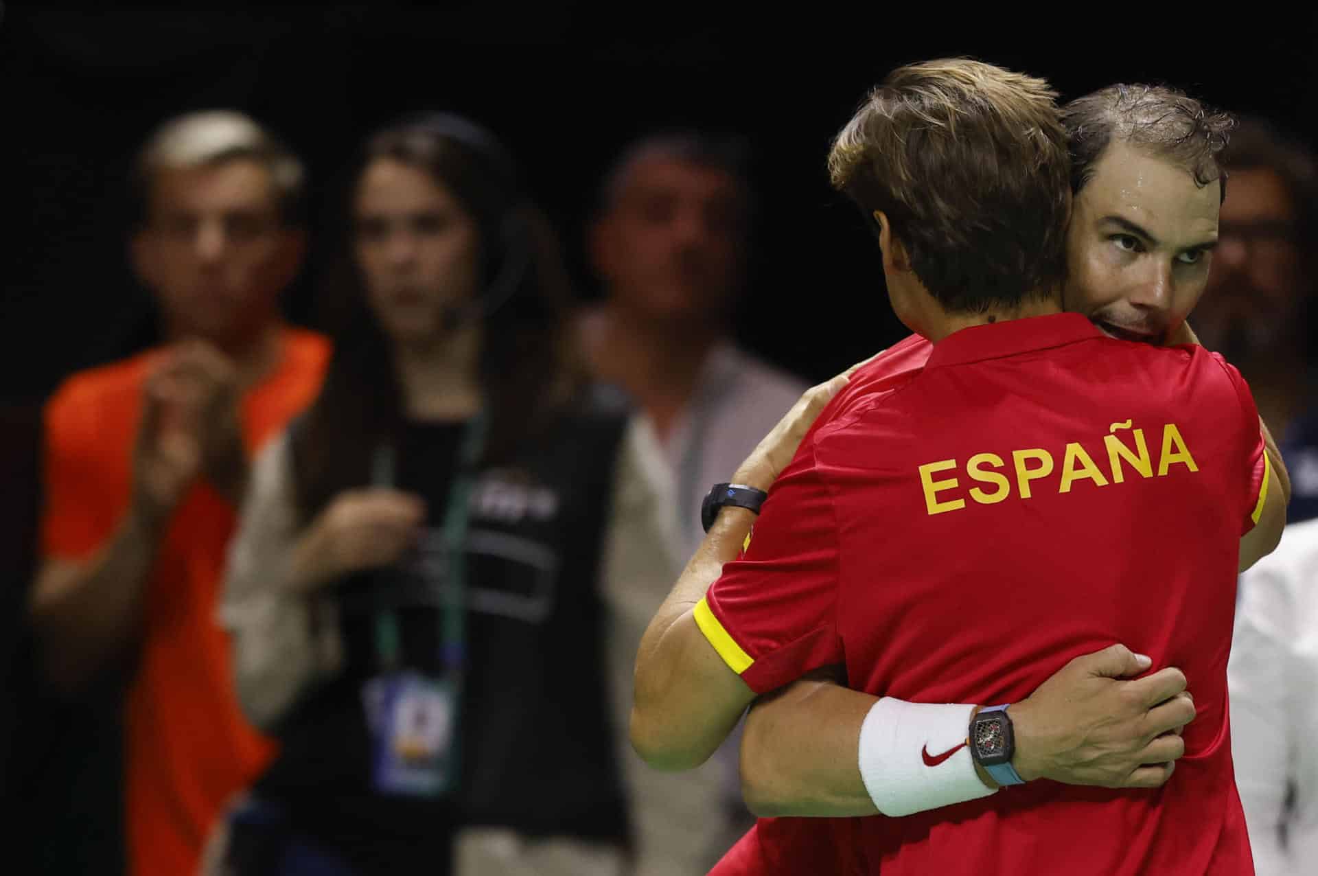 El tenista español Rafa Nadal (d) saluda al capitán del equipo, David Ferrer tras su derrota ante el neerlandés Botic Van de Zandschulp en el primer partido de los cuartos de final entre los equipos de España y Países Bajos, este martes en el Palacio de los Deportes José María Martín Carpena de Málaga (Andalucía). EFE/ Jorge Zapata